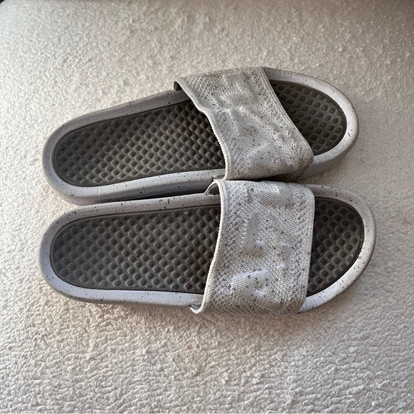 APL Size 10 White Speckle Slides - Picture 2 of 4